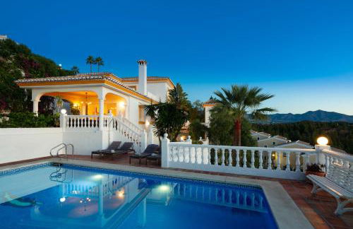 Large Family Villa 500m From Beach with Stunning Views - Photo 3