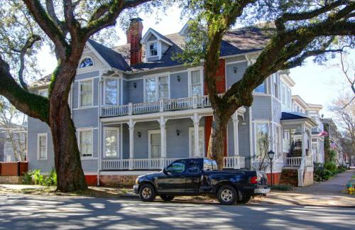 Big Blue House - Near Forsyth Park - Lower Unit - Photo 3