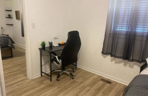 Serenity on over an acre easy access to 311 and HPU - Foto 16