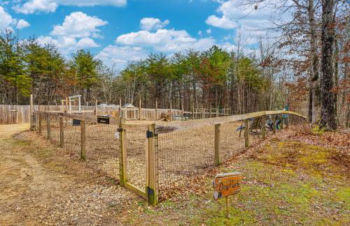 River Cabin - Fire Pit, Kayaks, Games, Dog Park - Foto 55