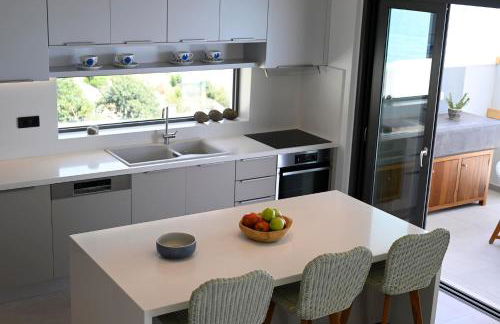 Rozites Luxury Beachfront Villa, By Hellocrete - Foto 18