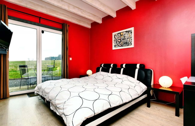 Beautiful Villa with Heated Outdoor Pool, Sauna, Hot Tub in Forest - Photo 7