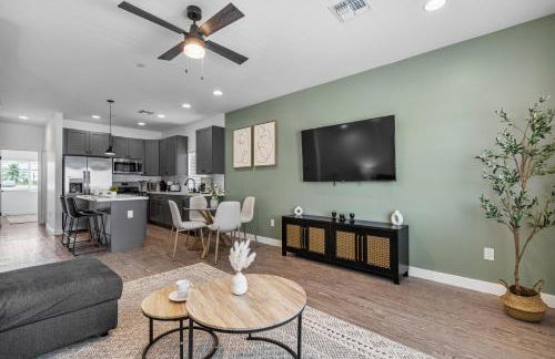 Stylish Phoenix Suite by Zenia Stays - Central & Cozy Escape - Foto 8