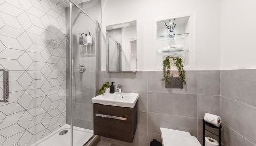 Modern & Cozy 2-Bedroom Apartment plus Parking, Gym, Cinema, Games Room, Workspace - Foto 5, towels, Shower