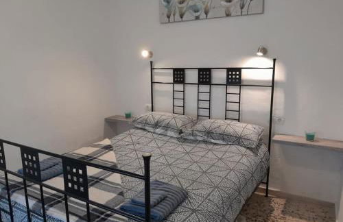 The Beach Hut with Lazy spa - Foto 32