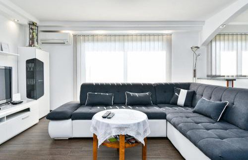 Apartman Lavanda sa bazenom i okućnicom 4* - Foto 4