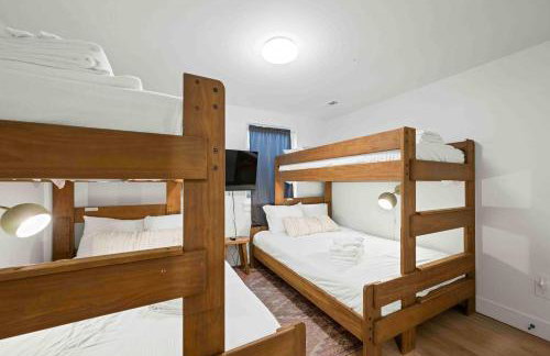 3-story home for 12 Near Ark with Hot Tub & Parking! - Foto 18