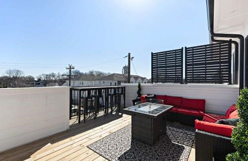 Private Home with Rooftop Game Room near Downtown - Foto 49