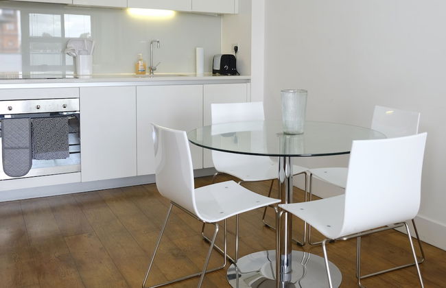 Luxury 2-bed Flat, Parking and Close to the Tube - Photo 9