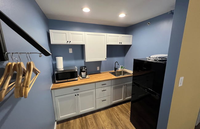 Lighthouse Inn & Suites - Photo 41