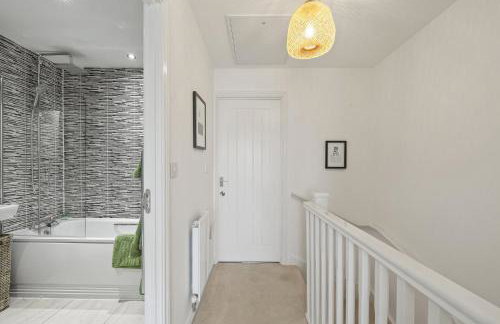 Stylish Home with Private Parking & Garden - Foto 10