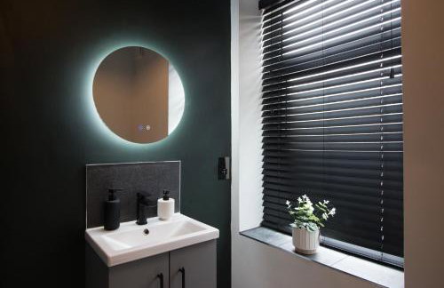 Holmfirth Home, Comfortable Stay, Near Trails and Town, Sleeps 5 - Foto 6