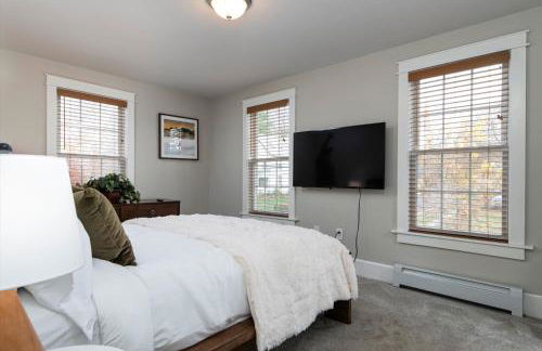 Updated Family-sized Home in Heart of Rutland, Near Slopes, EV Level 2, Hot Tub - Photo 25