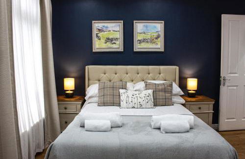 Spacious 4BR house, 2 en suites with garden & on-site parking - Foto 1