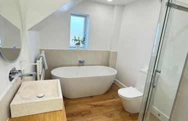 Coastal retreat with hot tub and panoramic views - Foto 14