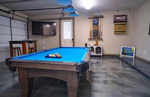 4 Bedrooms Pool Game room Massive Kitchen - Photo 12