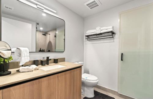 Downtown Condo with Den and Pool Access - Foto 14