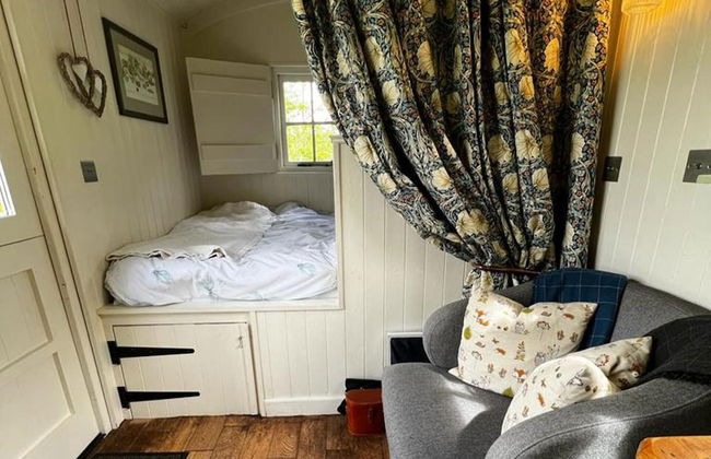 1 Bed Glamping Hut - Firepit, Fireplace, Views - Photo 3