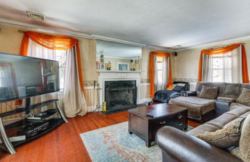 Walk to DW Field Park! Spacious Home with Deck - Foto 1