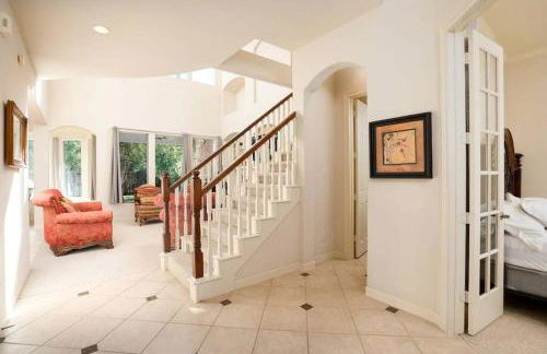 Bedroom with 3.5-Bathroom near Golf Course! - Photo 7