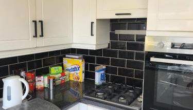 Spacious, 3 double bedroomed, free parking, 9 mins Elland Rd, nr Leeds City Centre - Foto 5