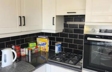 Spacious, 3 double bedroomed, free parking, 9 mins Elland Rd, nr Leeds City Centre - Foto 5