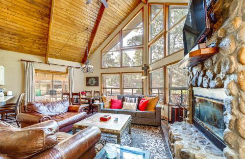 Fire Pit and Wraparound Porch Munds Park Cabin! - Foto 1