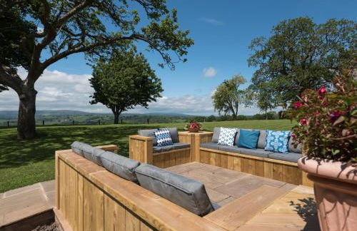 Broad Meadows Farmhouse 12 Guests - Photo 8