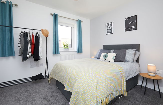 3 Bedroom Large House - Train Station - Photo 6