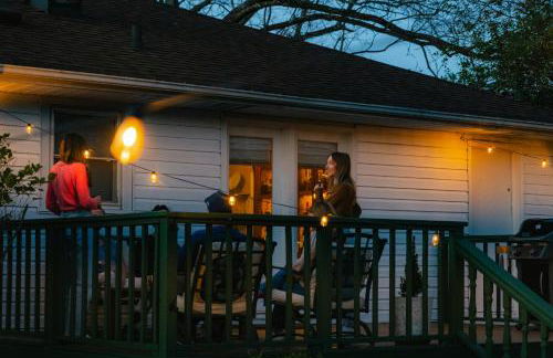 Speakeasy, Hot Tub, Putt Putt, Outdoor Theatre, 8 minutes from Downtown Greenville - Foto 30