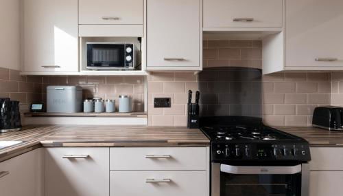 Gorgeous 2-Bed Located in Quiet Area with Nearby Stations - Foto 5