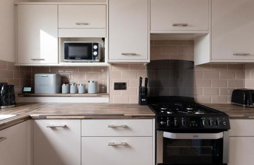 Gorgeous 2-Bed Located in Quiet Area with Nearby Stations - Foto 5