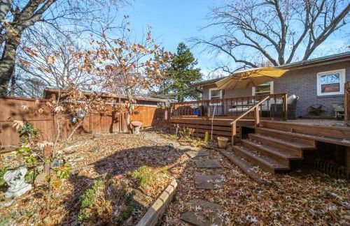 3BR Overland Park Home with Patio and Waterfall Pond - Foto 39