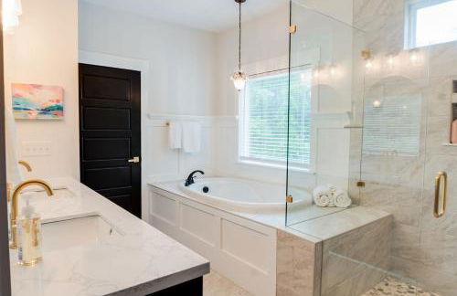 Luxurious Lake Front Estate, Sleeps 20, Game Room and Pet Friendly - Foto 19