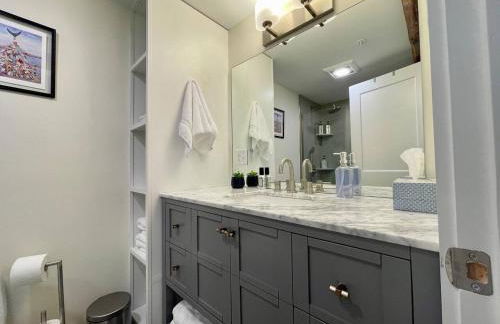 4 King Suites, Downtown, Outlets, Beach, Historic - Photo 36