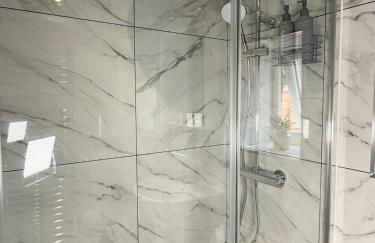 'The Elegant Comfort' - A Stunning Luxury 2-Bed Flat with Private Garden & Patio - Free Parking - Photo 18