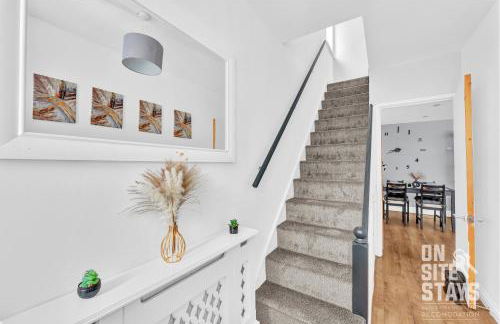 OnSiteStays - 3 bedroom, 2 x space driveway and Wifi - Foto 12