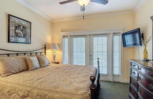 3-BR Condo with Dreamy Balcony Views, Walk to Pool - Foto 17