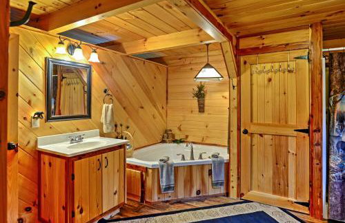 Rustic Dundee Log Cabin with Hot Tub and Forest Views! - Foto 29