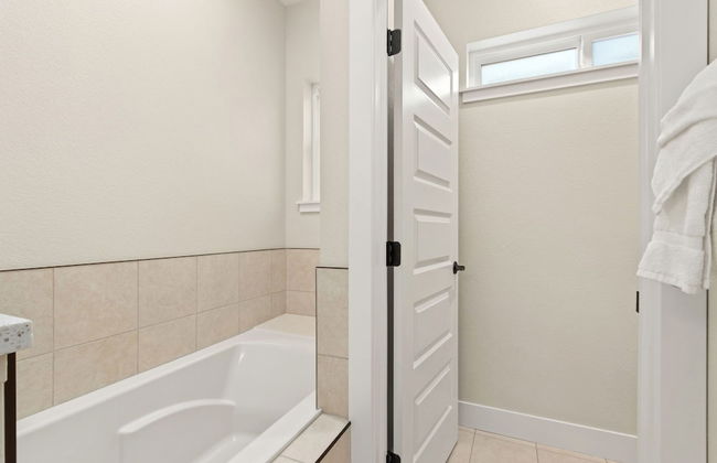 Contemporary Gem - Rooftop Deck & Private Hot Tub! - Foto 24