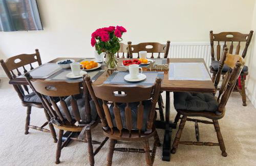 3 Bedroom House Garden Free Parking 15 min to centre 5 min to motorway - Foto 6