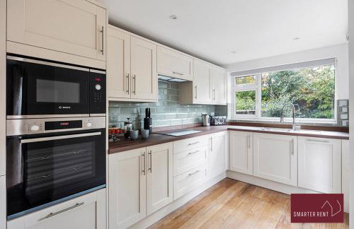 Woking -Garden Driveway Parking 4Bed - Photo 3