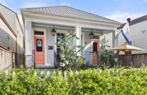Upscale 3 Bed 2 Bath Private Home in Uptown New Orleans! Close to Magazine Street, Universities, & French Quarter - Photo 2