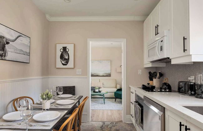 Casa Leslieville - 2BR Suite w LRG Patio - Photo 9