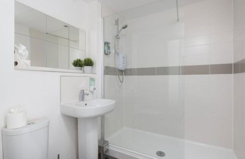 Comfortable 2-Bed Home with Parking & Fast Wi-Fi! - Photo 12