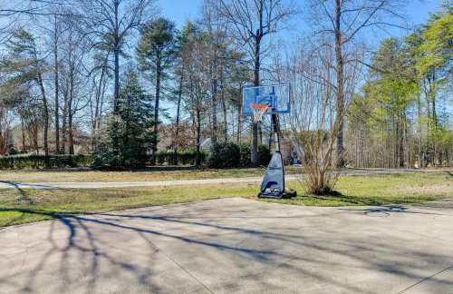 Lake Norman Retreat with Dock, Game Room and Hot Tub - Foto 35