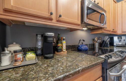 Centrally Located SOHO Retreat Walk to UT & Dining - Foto 12