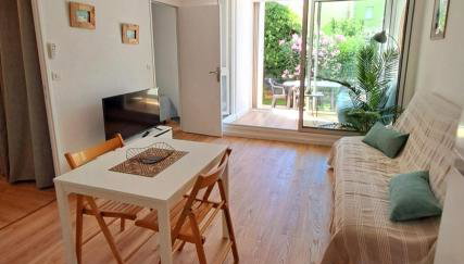 Appartement refait à neuf, climatisé, en rez-de-jardin, à 30 secondes de la plage - Photo 1