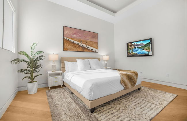 Zorada - Private Hollywood Hills Luxury With Endless Amenities and City Views - Photo 8