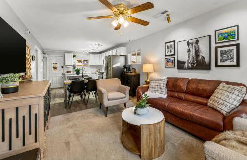 Cozy Riverfront Cabin with Fireplace & Deck - Foto 16